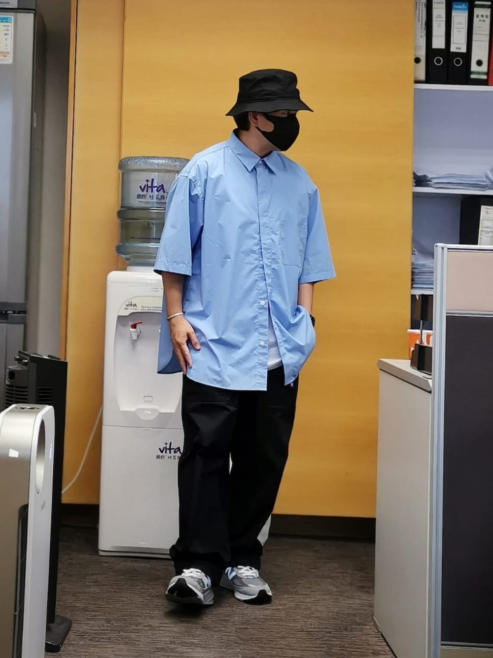 ブルー系のシャツ/ブラウス、ブラック系のチノパンツ、グレー系のスニーカーを着用したメンズの春コーディネートの2枚目の写真
