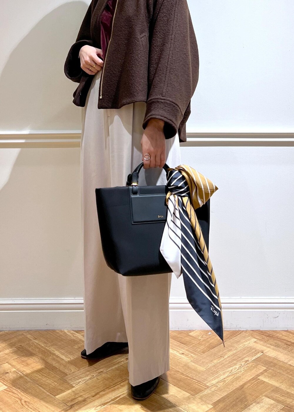 ベージュ系のその他パンツ、ブラウン系のブルゾン、レッド系のTシャツ/カットソーを着用したレディースの秋コーディネートの6枚目の写真