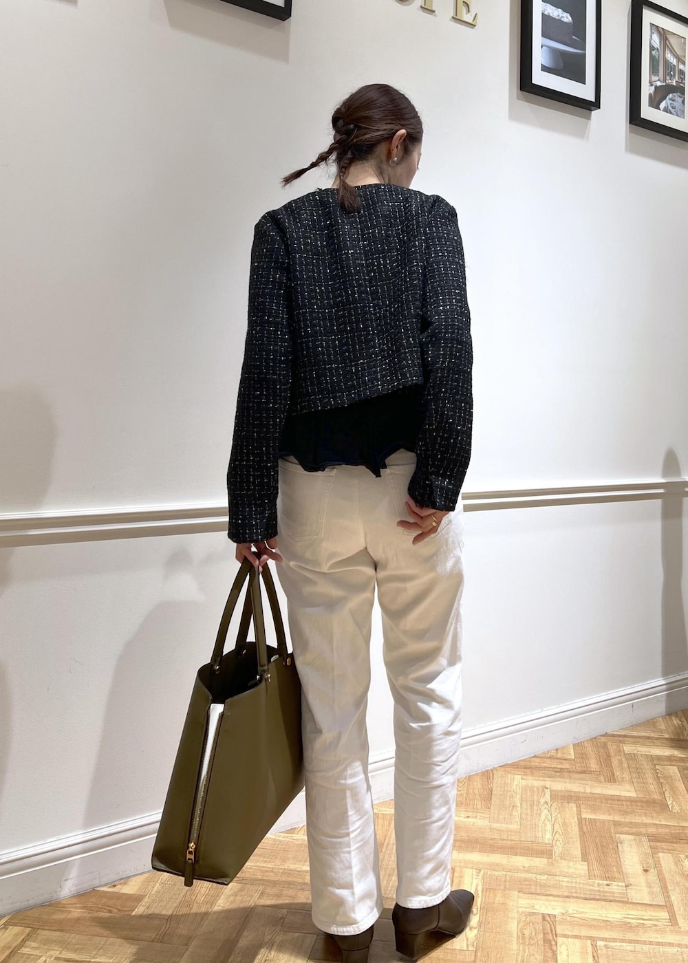 ホワイト系のデニムパンツ、ブラック系のTシャツ/カットソー、グリーン系のトートバッグを着用したレディースの秋コーディネートの5枚目の写真