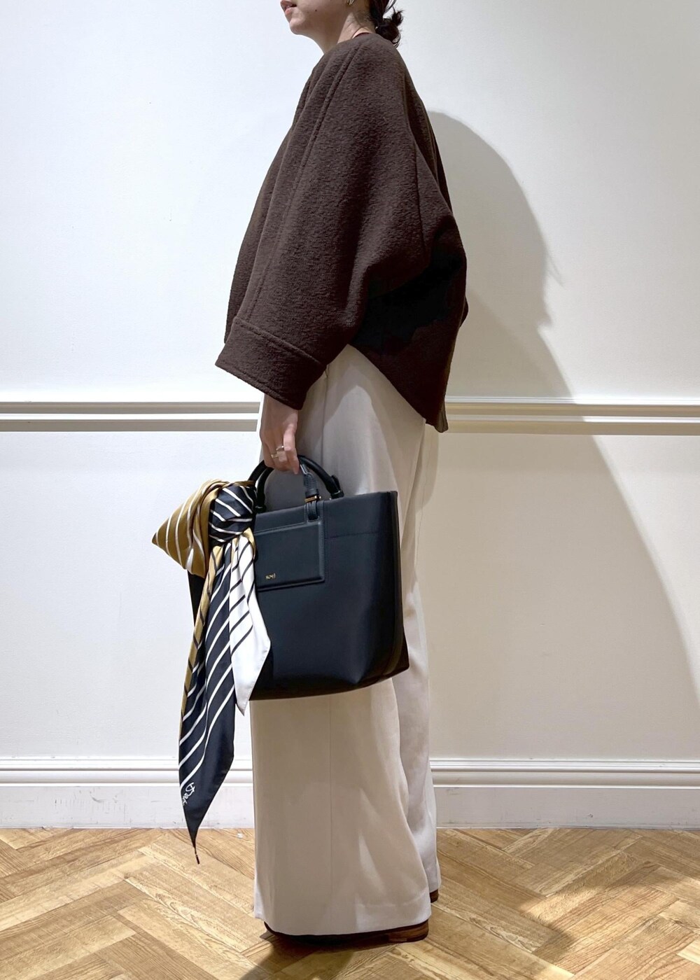 ベージュ系のその他パンツ、ブラウン系のブルゾン、レッド系のTシャツ/カットソーを着用したレディースの秋コーディネートの7枚目の写真