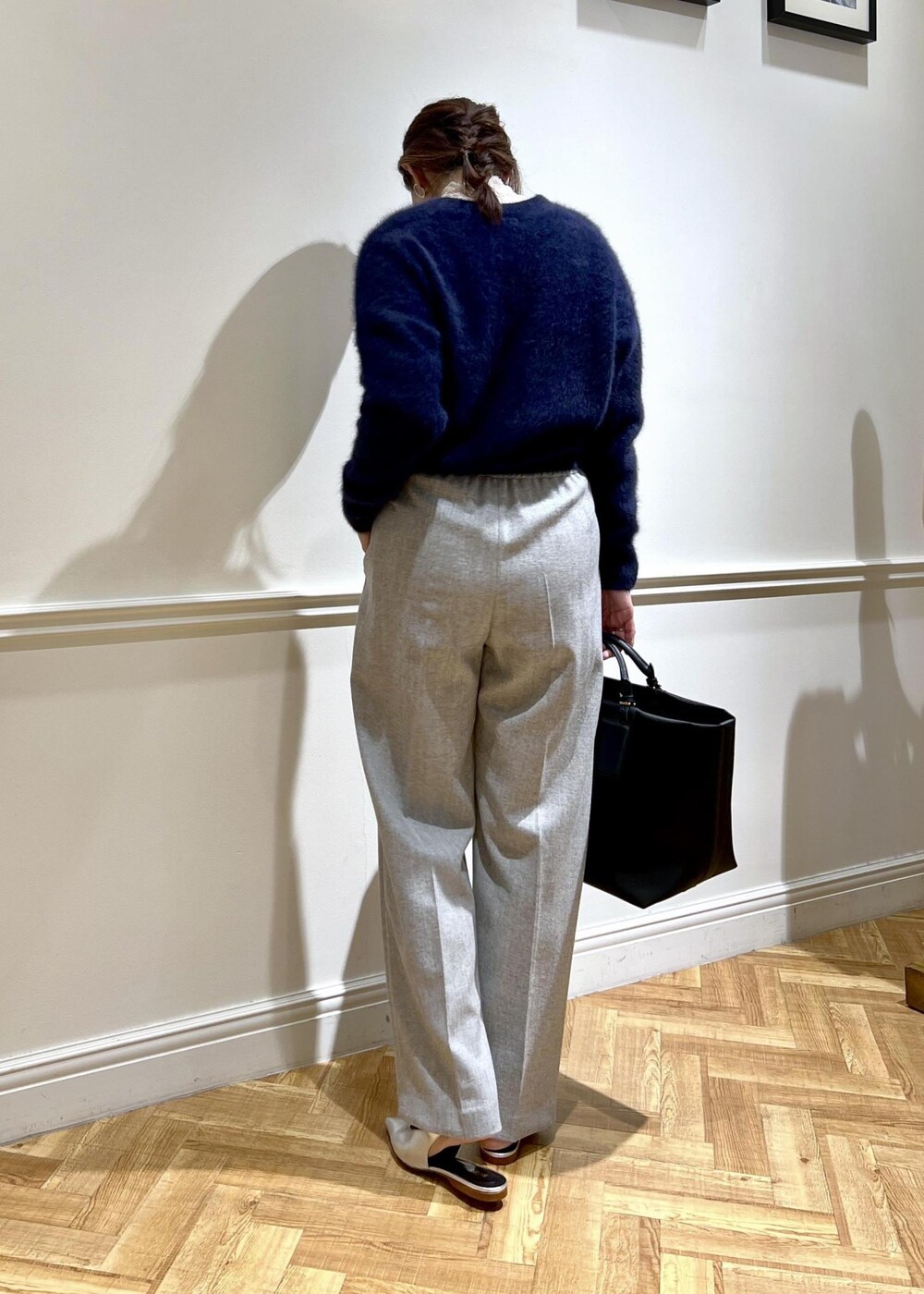 シルバー系のパンプス、ブラック系のトートバッグ、ブルー系のカーディガン/ボレロを着用したレディースの秋コーディネートの6枚目の写真