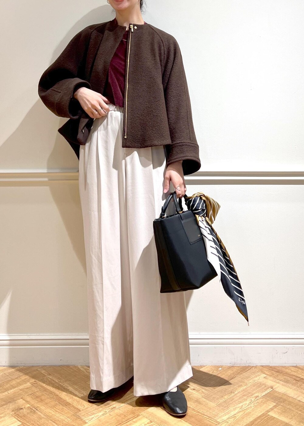 ベージュ系のその他パンツ、ブラウン系のブルゾン、レッド系のTシャツ/カットソーを着用したレディースの秋コーディネートの8枚目の写真