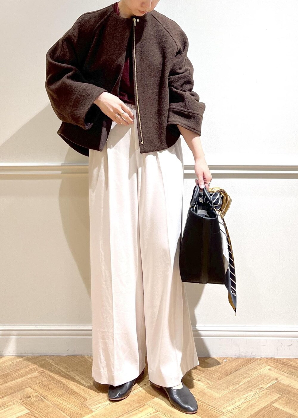 ベージュ系のその他パンツ、ブラウン系のブルゾン、レッド系のTシャツ/カットソーを着用したレディースの秋コーディネートの2枚目の写真