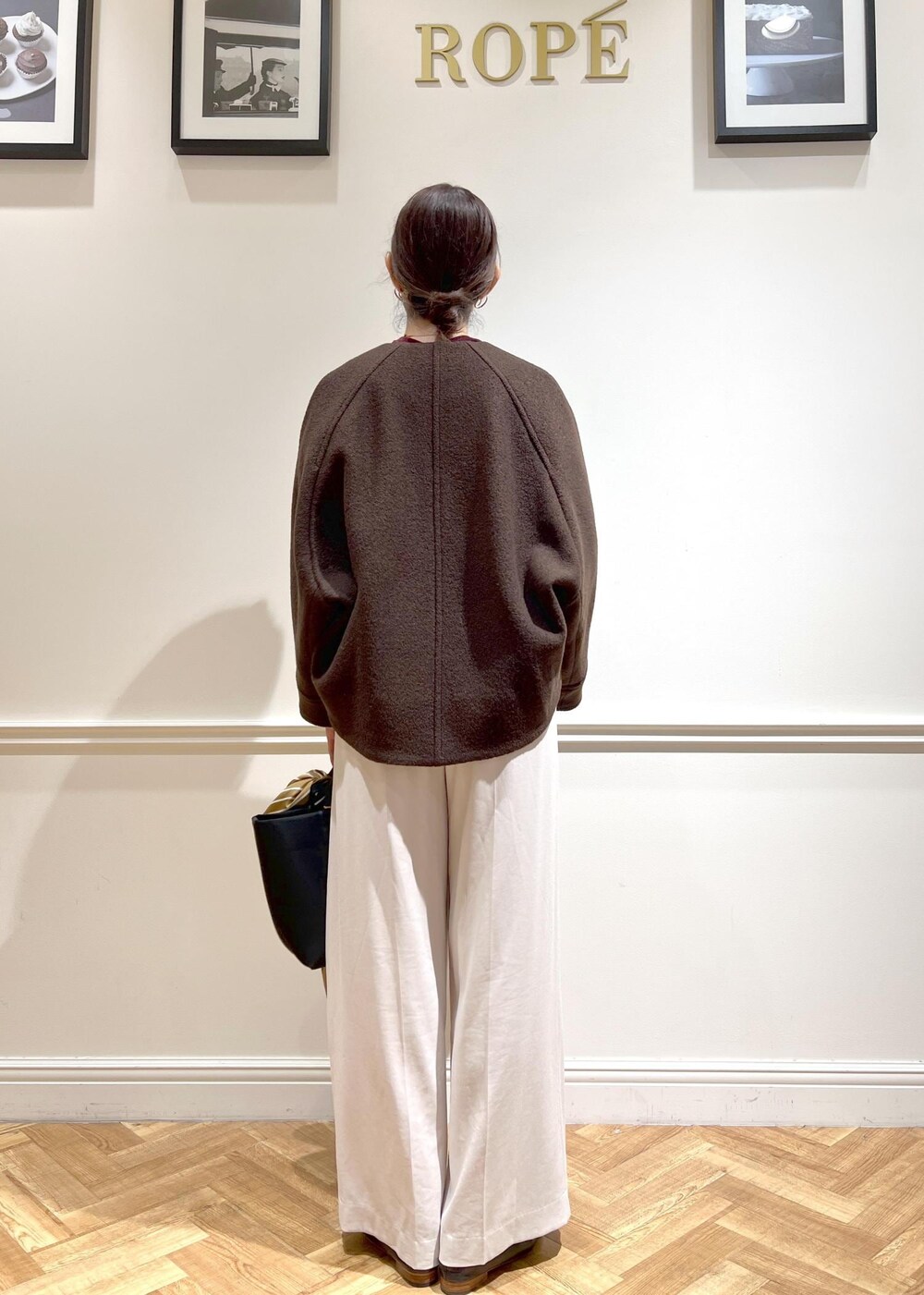 ベージュ系のその他パンツ、ブラウン系のブルゾン、レッド系のTシャツ/カットソーを着用したレディースの秋コーディネートの4枚目の写真