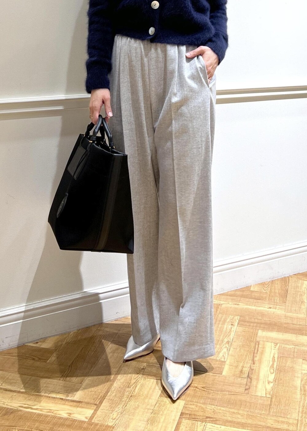 シルバー系のパンプス、ブラック系のトートバッグ、ブルー系のカーディガン/ボレロを着用したレディースの秋コーディネートの5枚目の写真