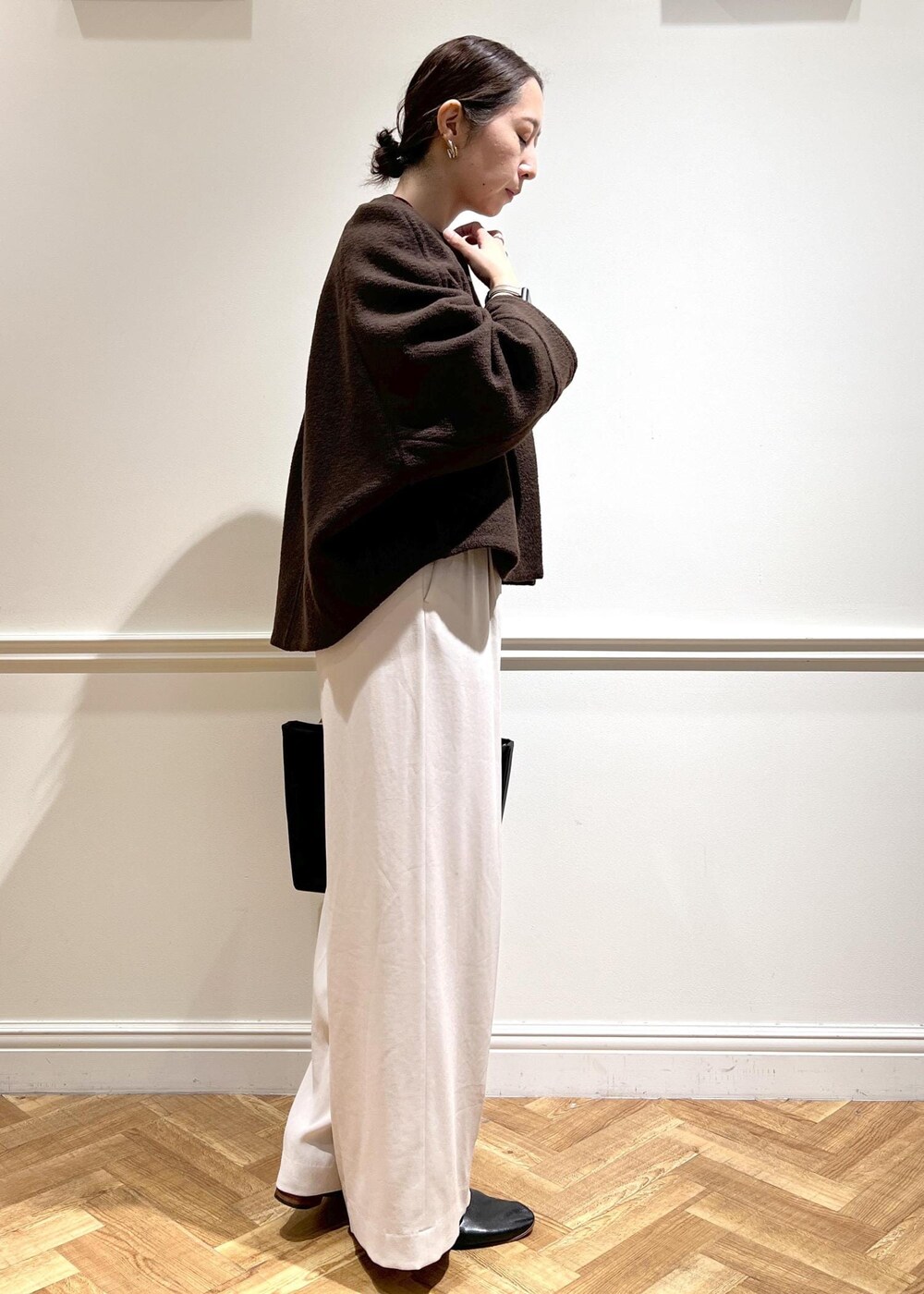 ベージュ系のその他パンツ、ブラウン系のブルゾン、レッド系のTシャツ/カットソーを着用したレディースの秋コーディネートの3枚目の写真