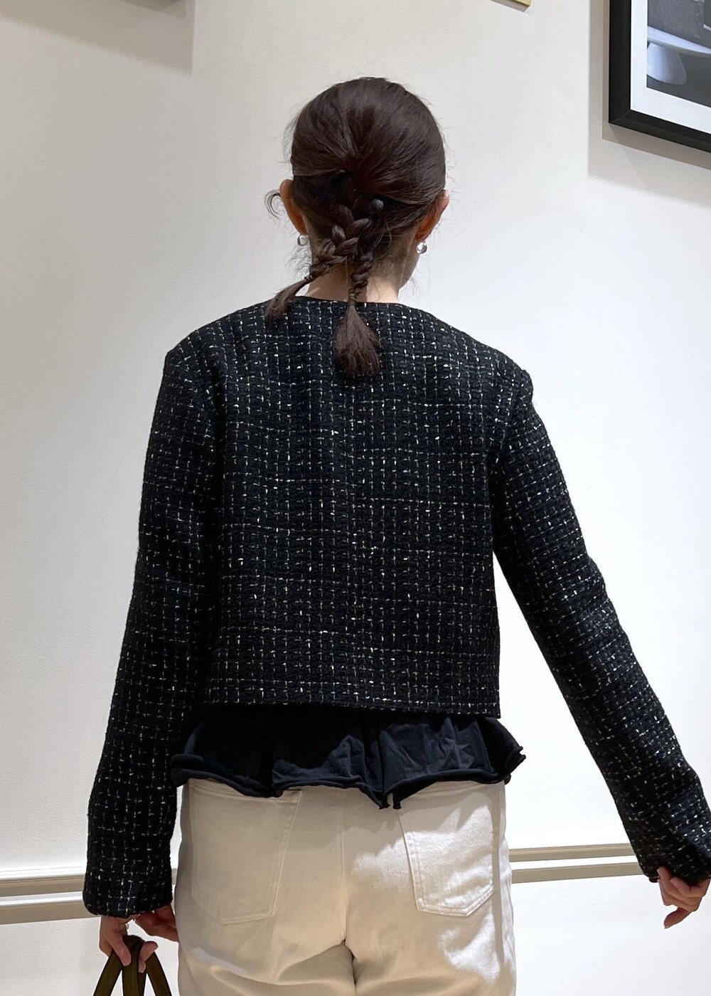 ホワイト系のデニムパンツ、ブラック系のTシャツ/カットソー、グリーン系のトートバッグを着用したレディースの秋コーディネートの6枚目の写真