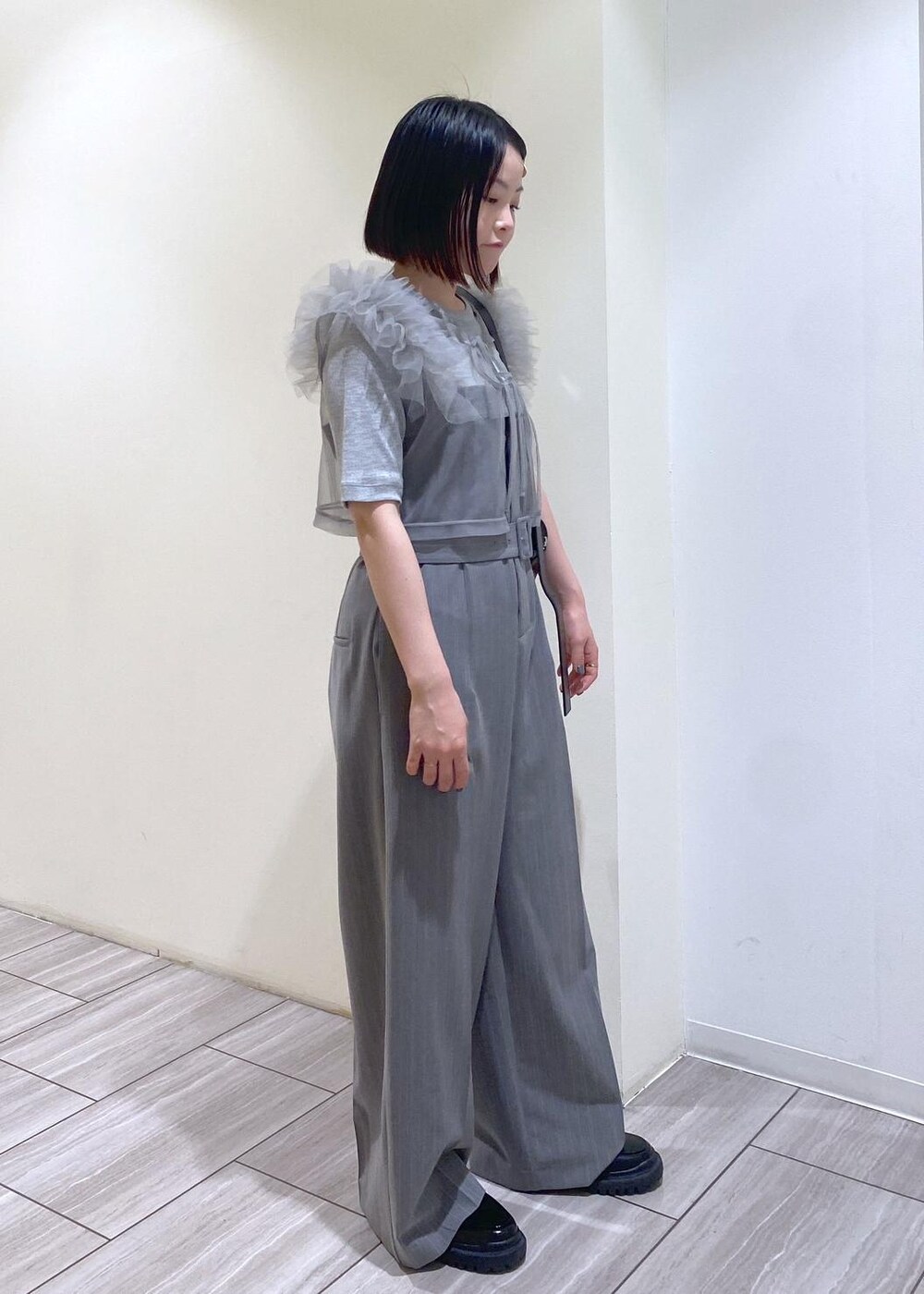 ブラック系のローファー、グレー系のTシャツ/カットソー、ブラック系のショルダーバッグを着用したレディースの夏コーディネートの4枚目の写真