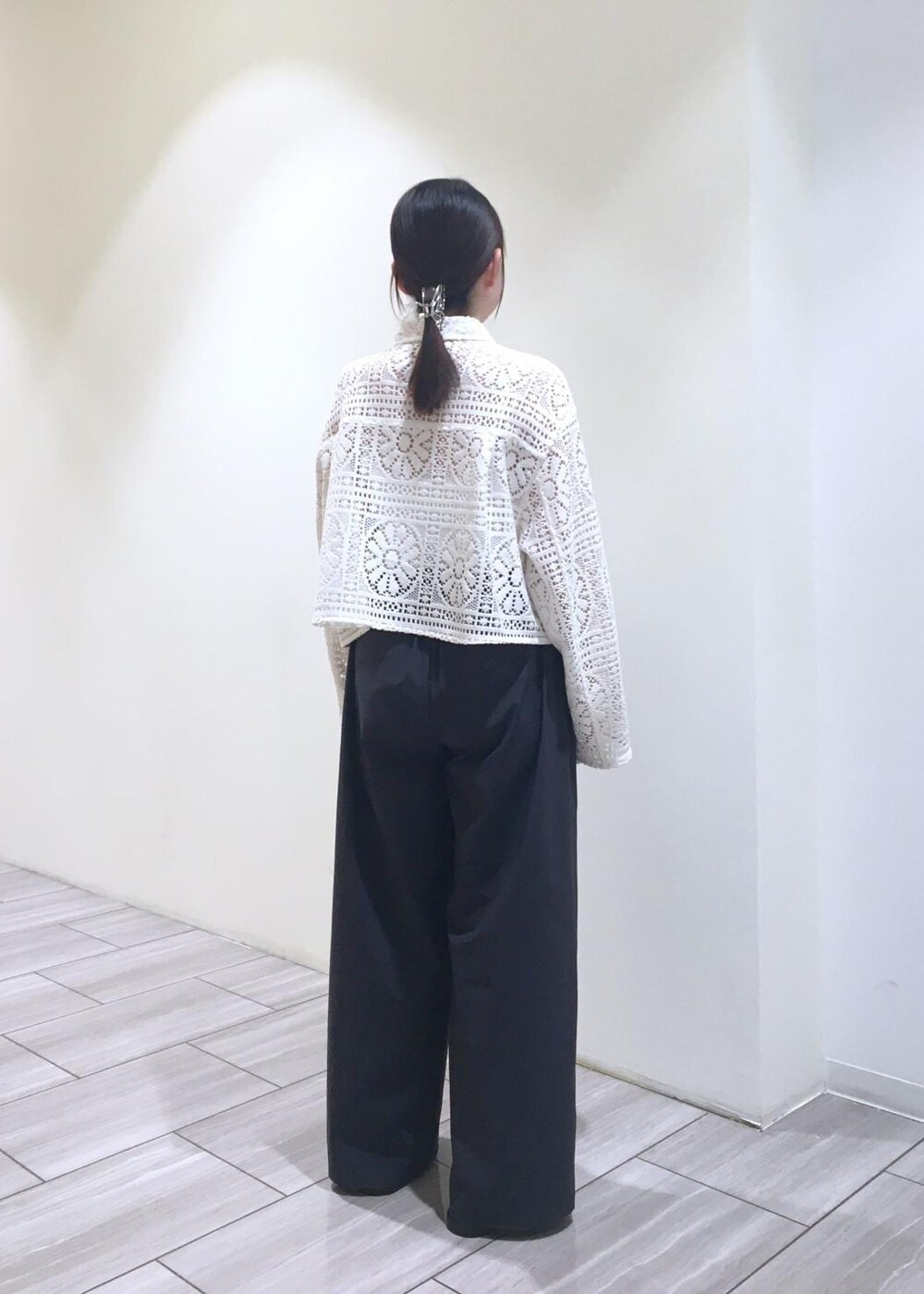 ブラック系のサンダル、ホワイト系のシャツ/ブラウスを着用したレディースの夏コーディネートの4枚目の写真