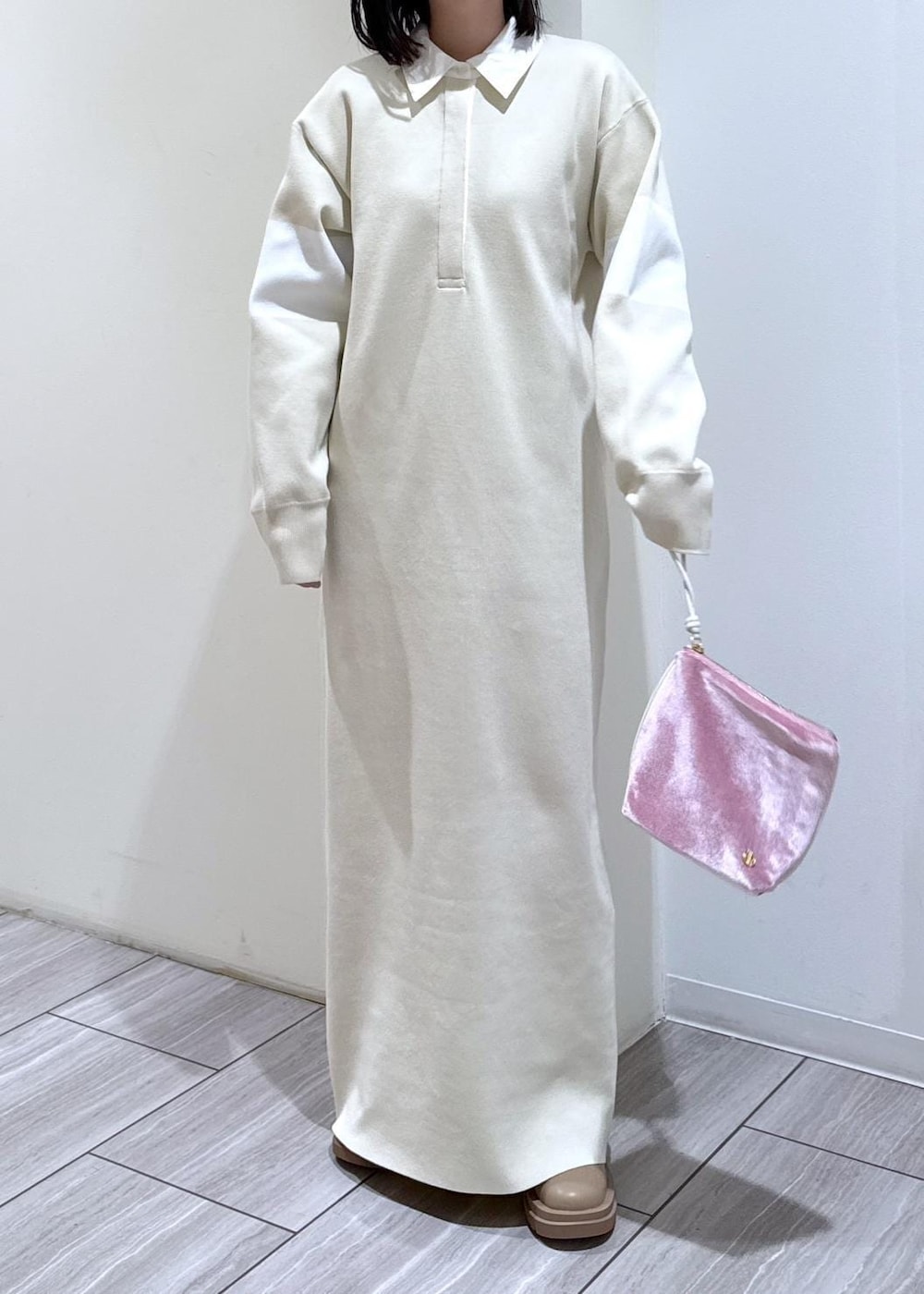 ベージュ系のブーツ、ホワイト系のブルゾン、ホワイト系のワンピースを着用したレディースの冬コーディネートの5枚目の写真