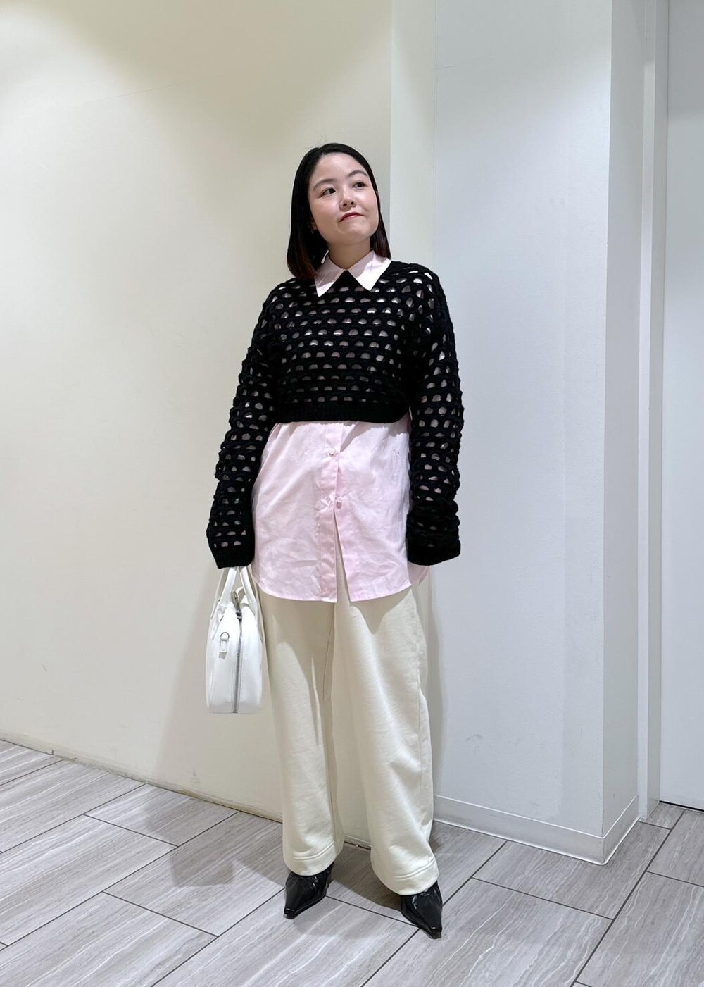 ブラック系のカーディガン/ボレロ、ブラック系のパンプス、ホワイト系のスウェットパンツを着用したレディースの秋コーディネートの2枚目の写真