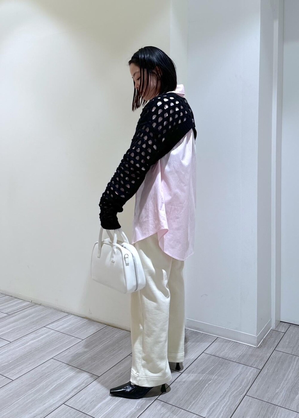 ブラック系のカーディガン/ボレロ、ブラック系のパンプス、ホワイト系のスウェットパンツを着用したレディースの秋コーディネートの4枚目の写真