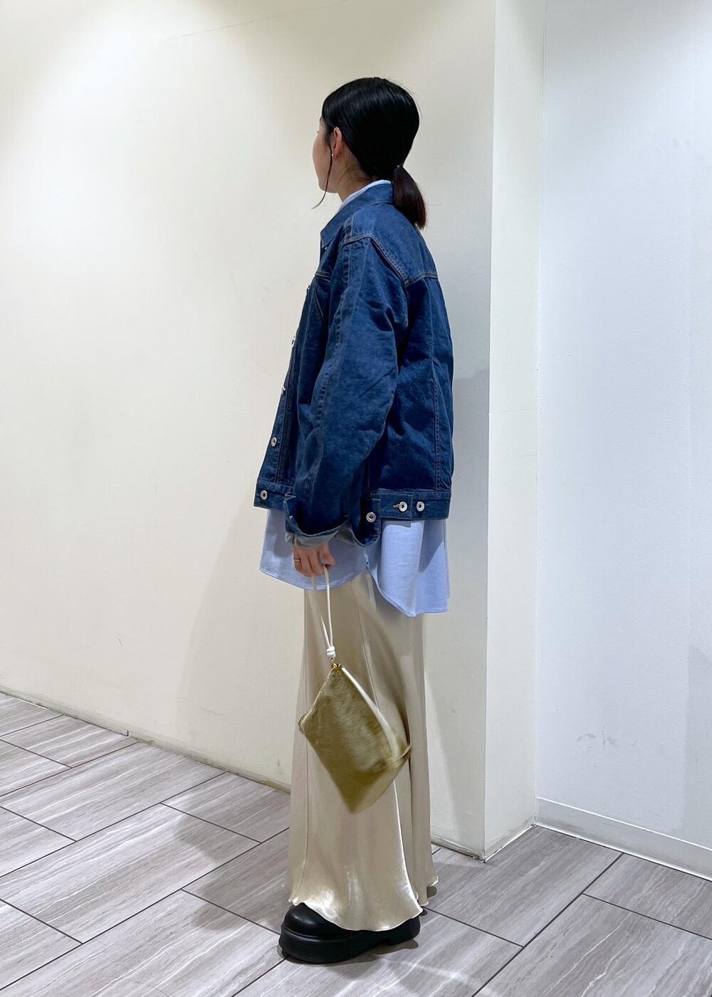 ブラック系のサンダル、ベージュ系のスカート、ブルー系のシャツ/ブラウスを着用したレディースの冬コーディネートの3枚目の写真