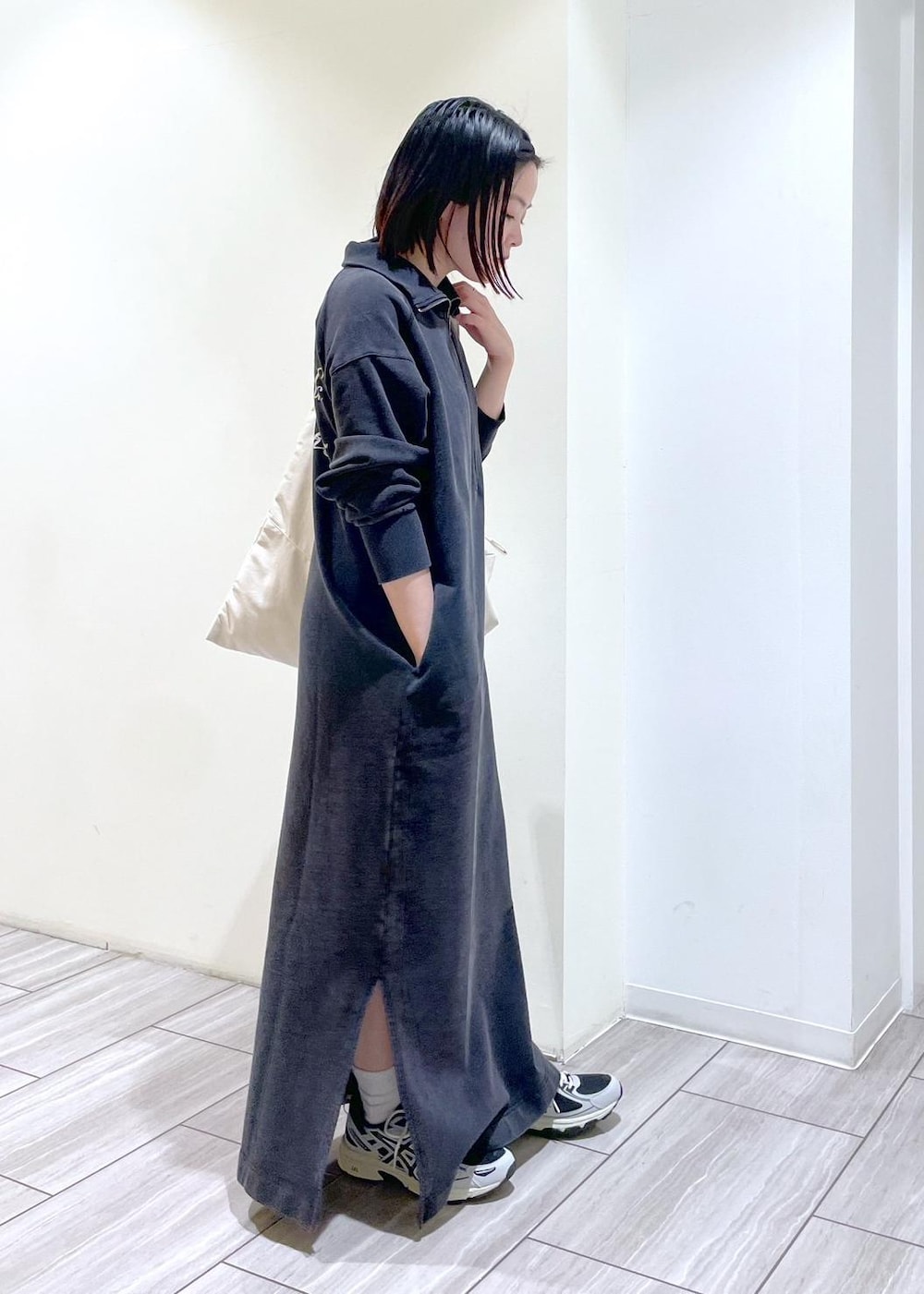 ホワイト系のボディバッグ/ウエストポーチ、ブラック系のその他シューズ、ブラック系のワンピースを着用したレディースの秋コーディネートの4枚目の写真