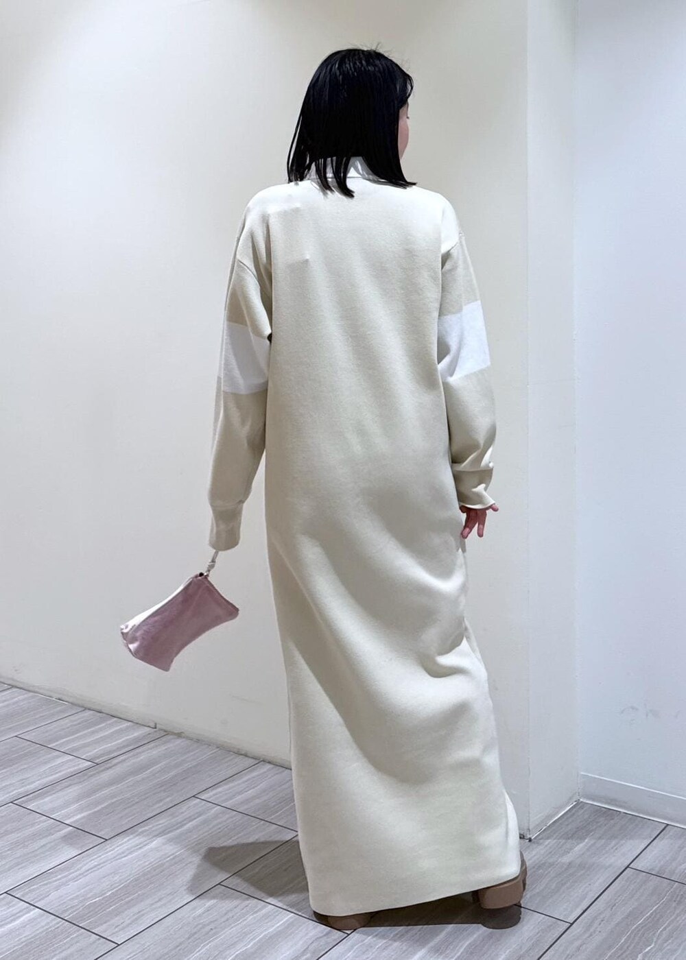 ベージュ系のブーツ、ホワイト系のブルゾン、ホワイト系のワンピースを着用したレディースの冬コーディネートの6枚目の写真