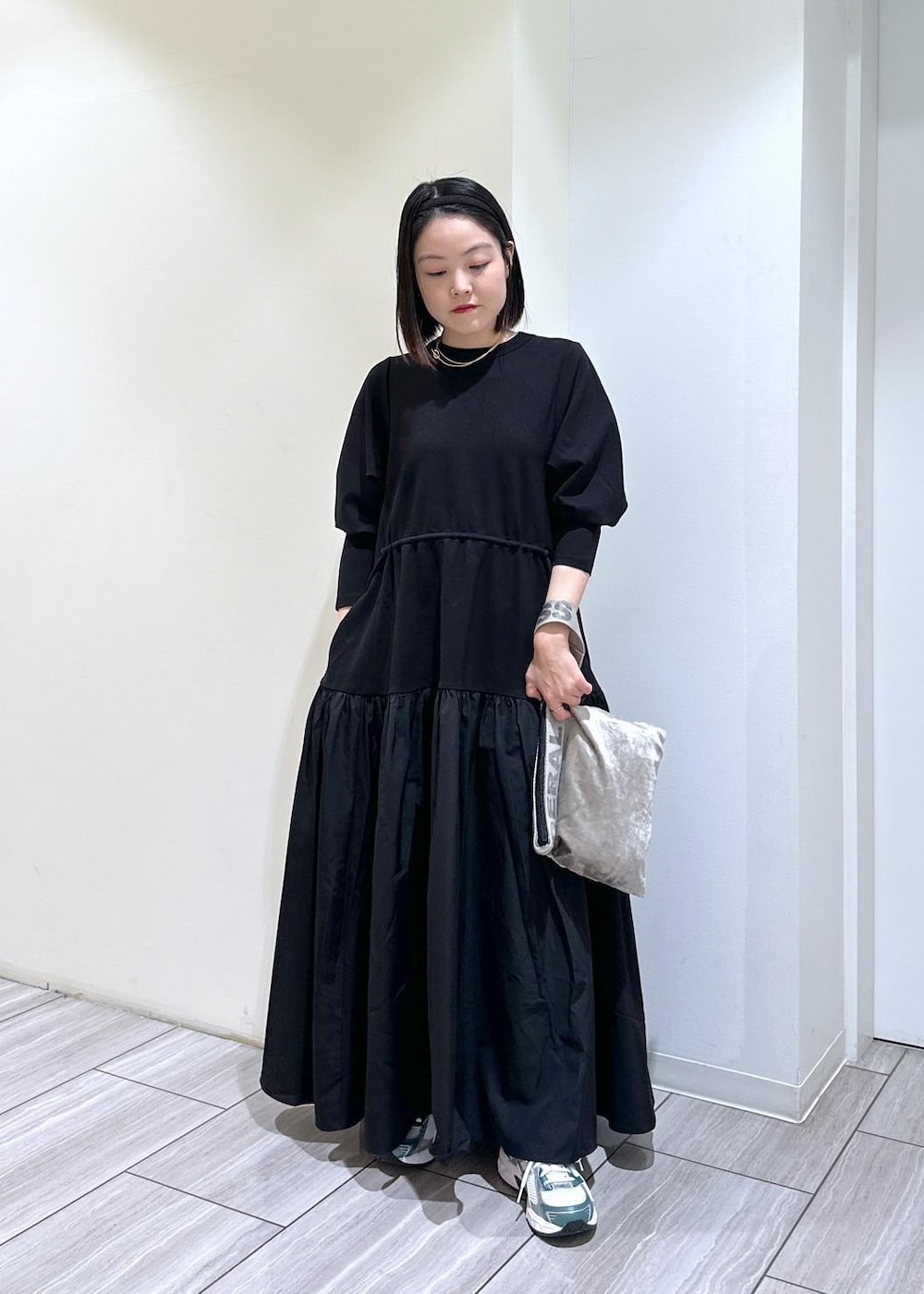 ブラック系のワンピースを着用したレディースの秋コーディネートの2枚目の写真