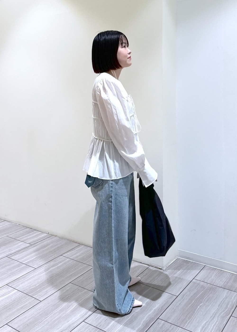 ピンク系のその他シューズ、ホワイト系のシャツ/ブラウスを着用したレディースの春コーディネートの5枚目の写真