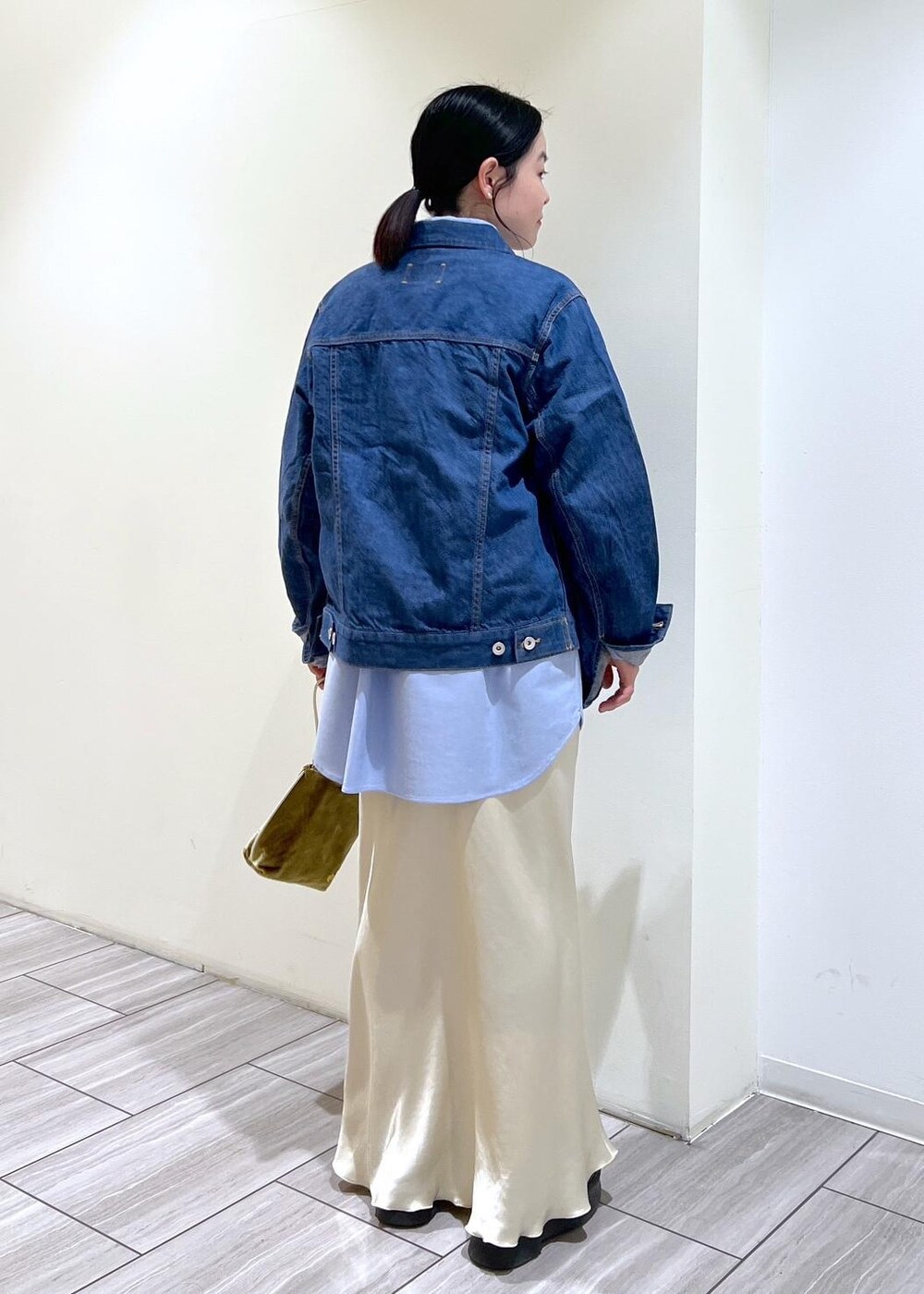 ブラック系のサンダル、ベージュ系のスカート、ブルー系のシャツ/ブラウスを着用したレディースの冬コーディネートの4枚目の写真