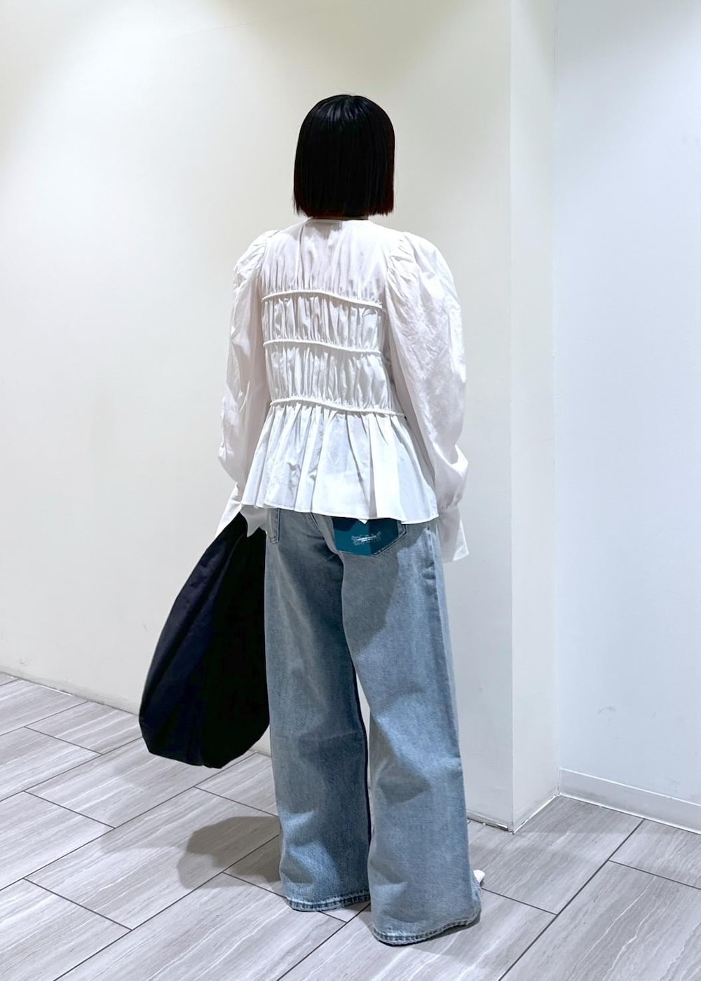 ピンク系のその他シューズ、ホワイト系のシャツ/ブラウスを着用したレディースの春コーディネートの4枚目の写真