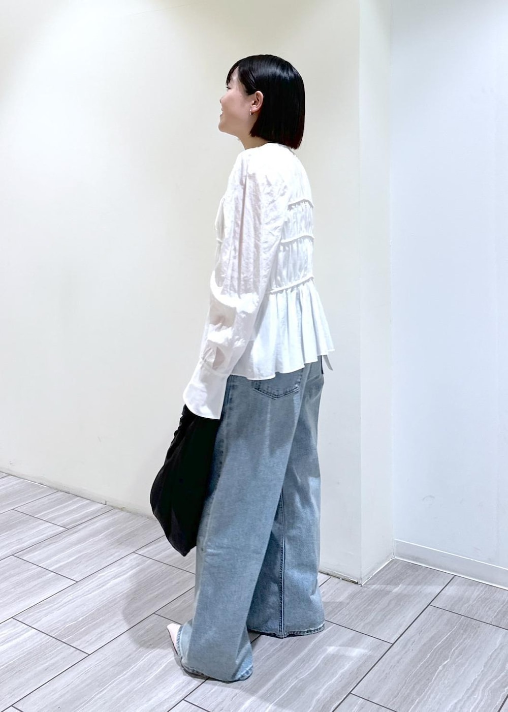 ピンク系のその他シューズ、ホワイト系のシャツ/ブラウスを着用したレディースの春コーディネートの2枚目の写真