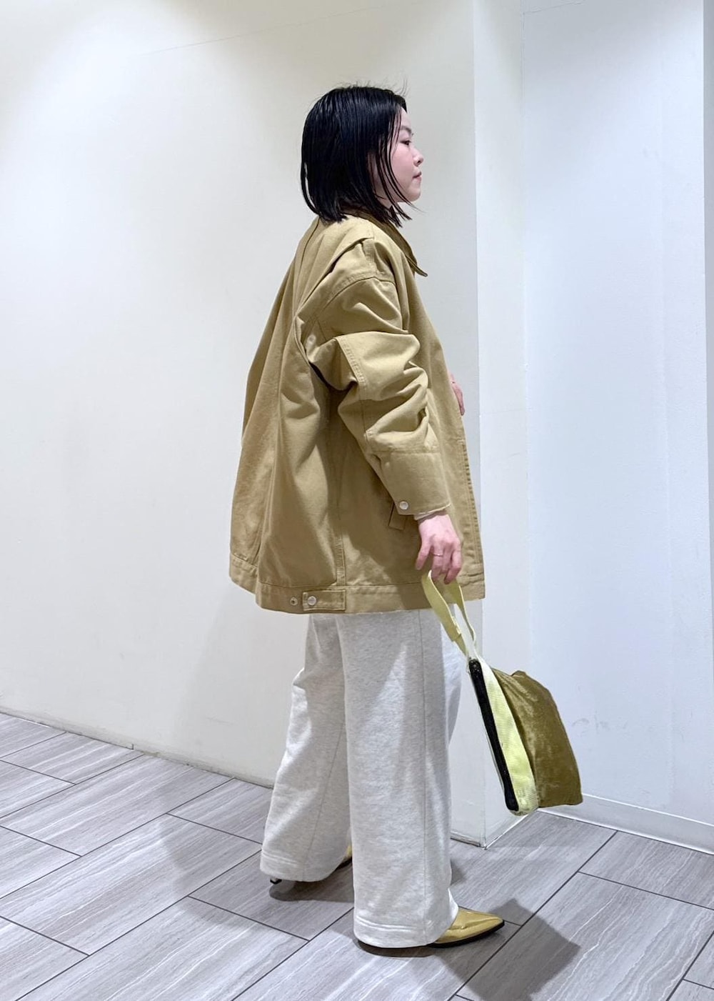 ゴールド系のブーツ、ホワイト系のスウェットパンツ、ベージュ系のその他アウターを着用したレディースの冬コーディネートの4枚目の写真