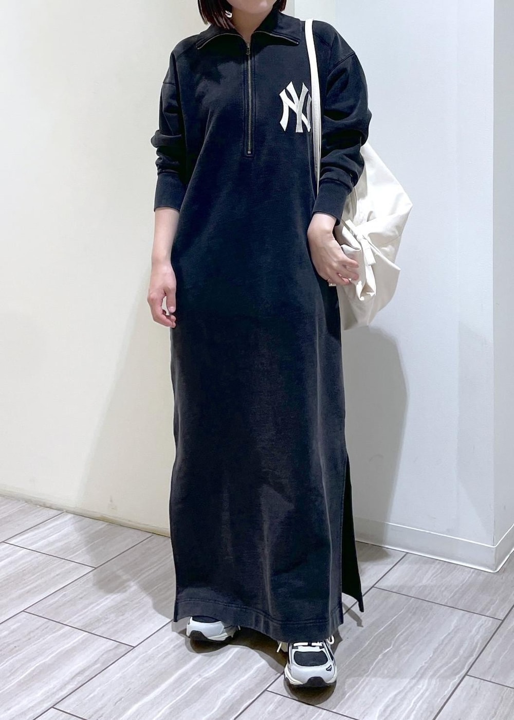 ホワイト系のボディバッグ/ウエストポーチ、ブラック系のその他シューズ、ブラック系のワンピースを着用したレディースの秋コーディネートの5枚目の写真