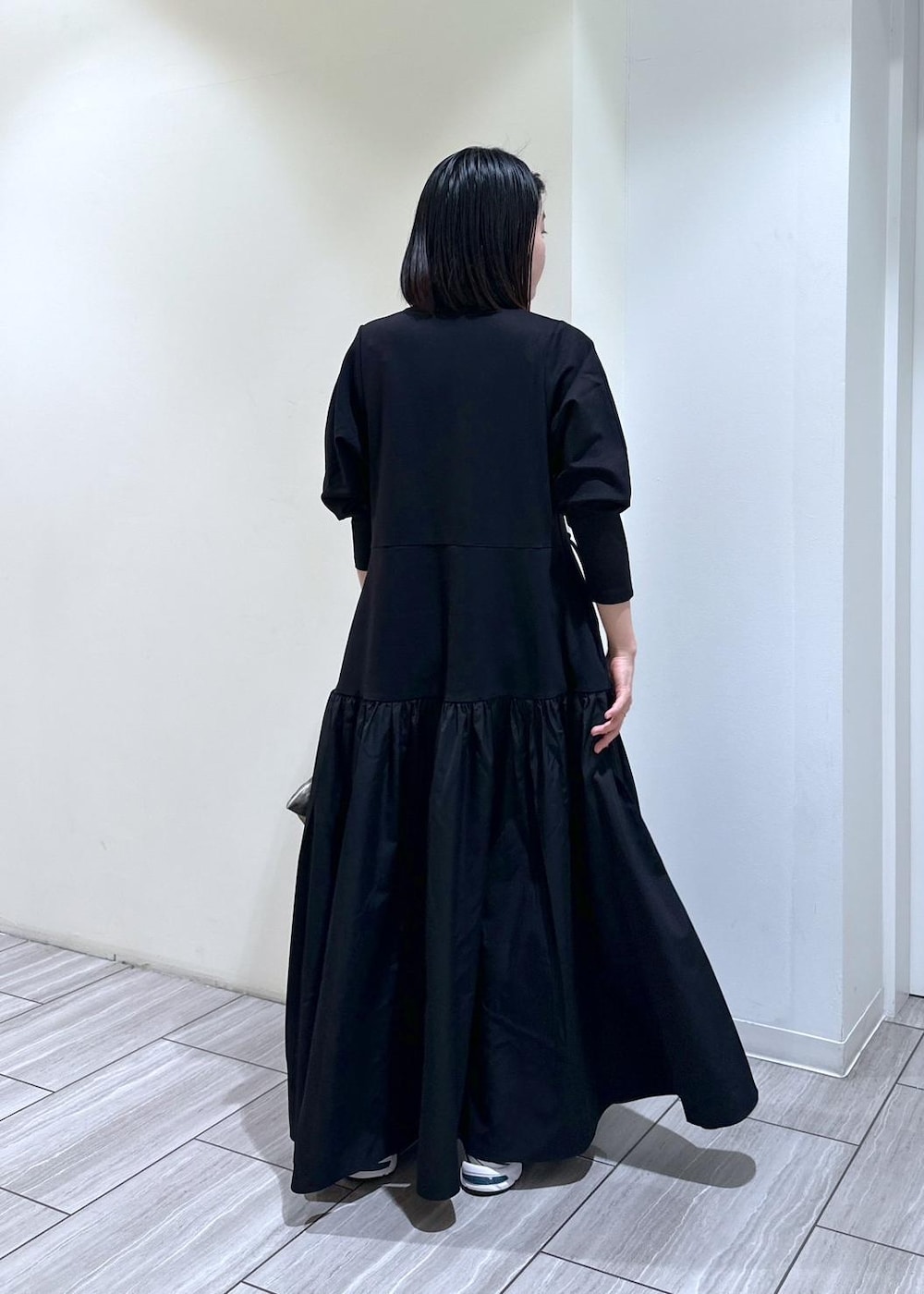 ブラック系のワンピースを着用したレディースの秋コーディネートの4枚目の写真