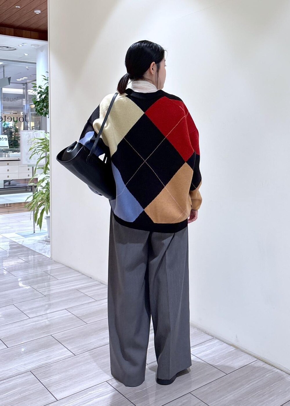 ブラック系のサンダル、ブラック系のショルダーバッグ、ホワイト系のニット/セーターを着用したレディースの秋コーディネートの4枚目の写真