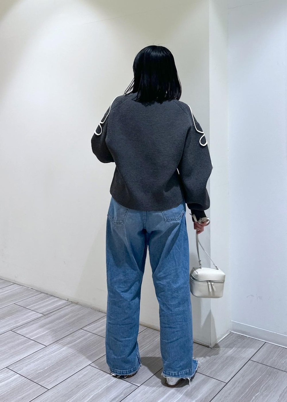 グレー系のカーディガン/ボレロ、ホワイト系のショルダーバッグ、シルバー系のバレエシューズを着用したレディースの冬コーディネートの3枚目の写真