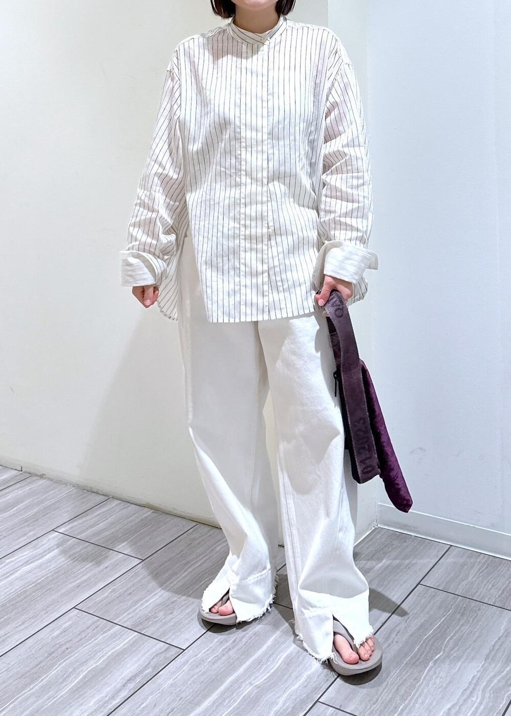 ホワイト系のデニムパンツ、ホワイト系のシャツ/ブラウスを着用したレディースの春コーディネートの5枚目の写真