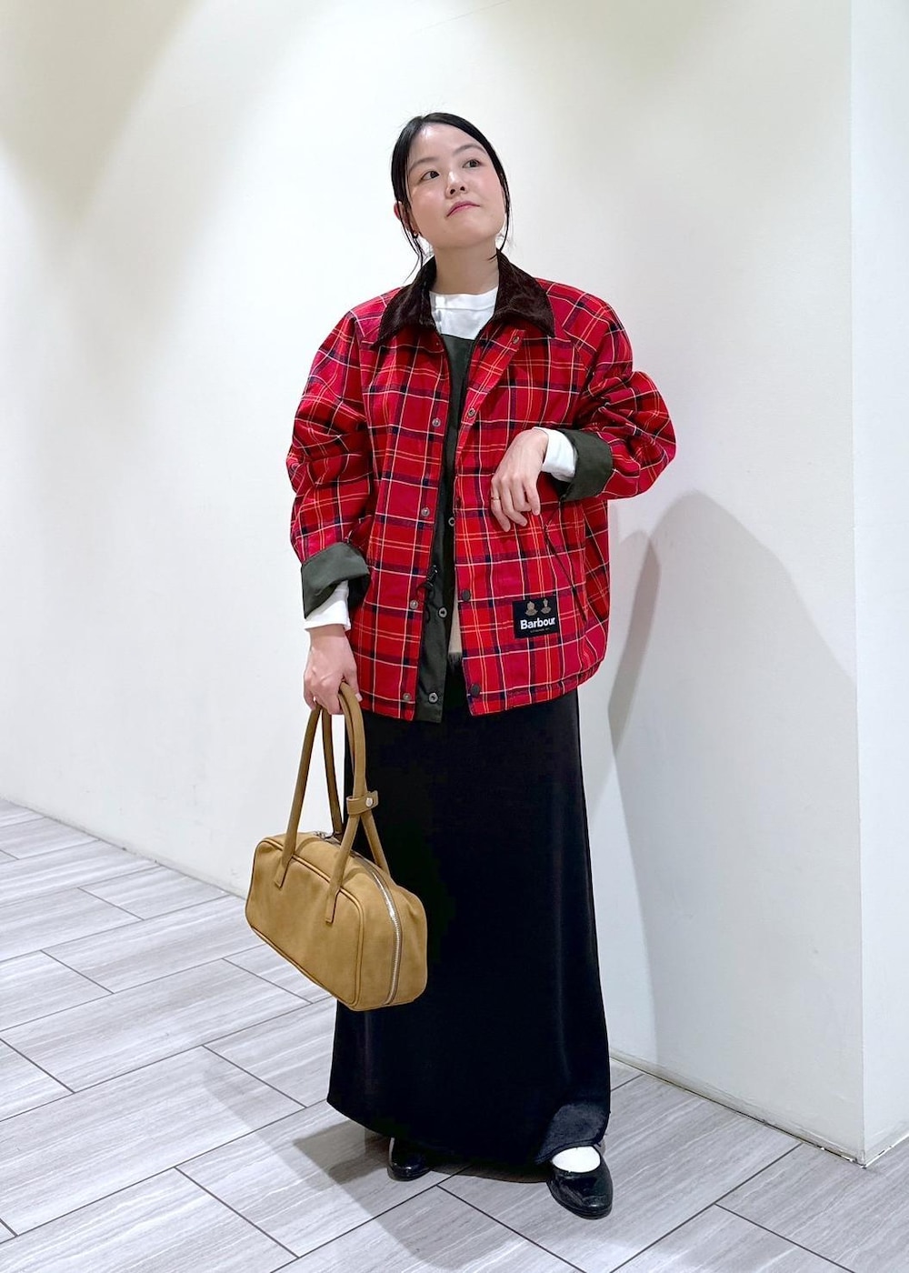 ブラック系のパンプス、グリーン系のブルゾン、ホワイト系のTシャツ/カットソーを着用したレディースの秋コーディネートの5枚目の写真