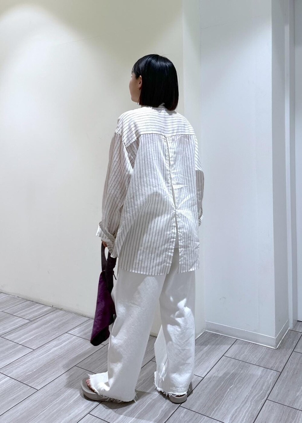 ホワイト系のデニムパンツ、ホワイト系のシャツ/ブラウスを着用したレディースの春コーディネートの2枚目の写真