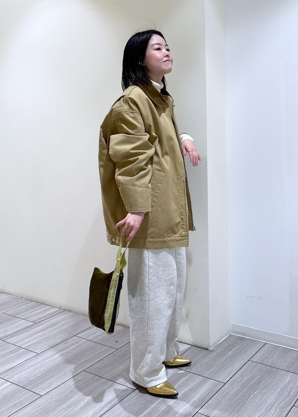 ゴールド系のブーツ、ホワイト系のスウェットパンツ、ベージュ系のその他アウターを着用したレディースの冬コーディネートの5枚目の写真