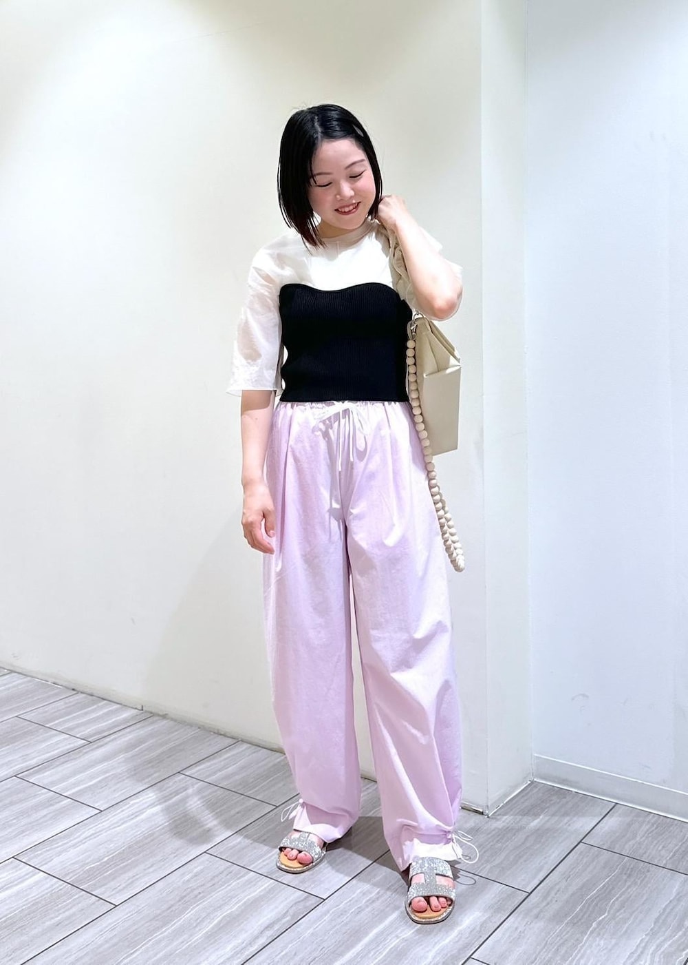 ホワイト系のショルダーバッグ、ホワイト系のTシャツ/カットソー、ピンク系のその他パンツを着用したレディースの夏コーディネートの4枚目の写真
