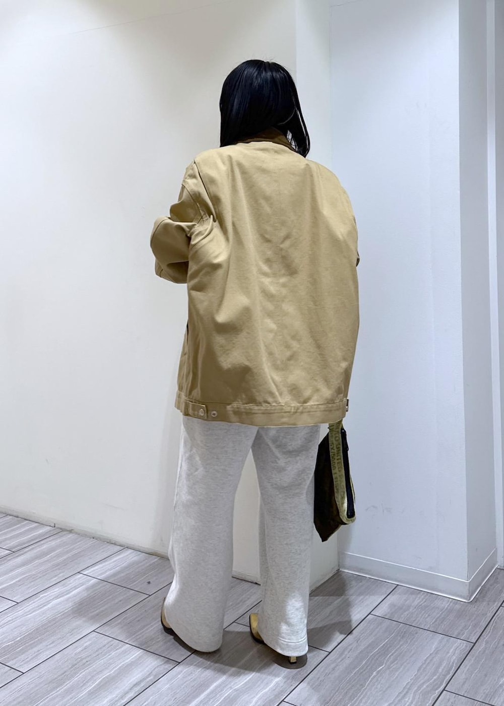 ゴールド系のブーツ、ホワイト系のスウェットパンツ、ベージュ系のその他アウターを着用したレディースの冬コーディネートの3枚目の写真