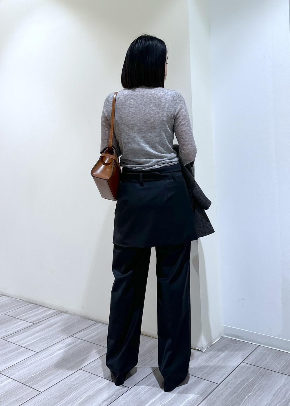 ブラック系のパンプス、グレー系のニット/セーター、ブラック系のスラックスを着用したレディースの秋コーディネートの5枚目の写真