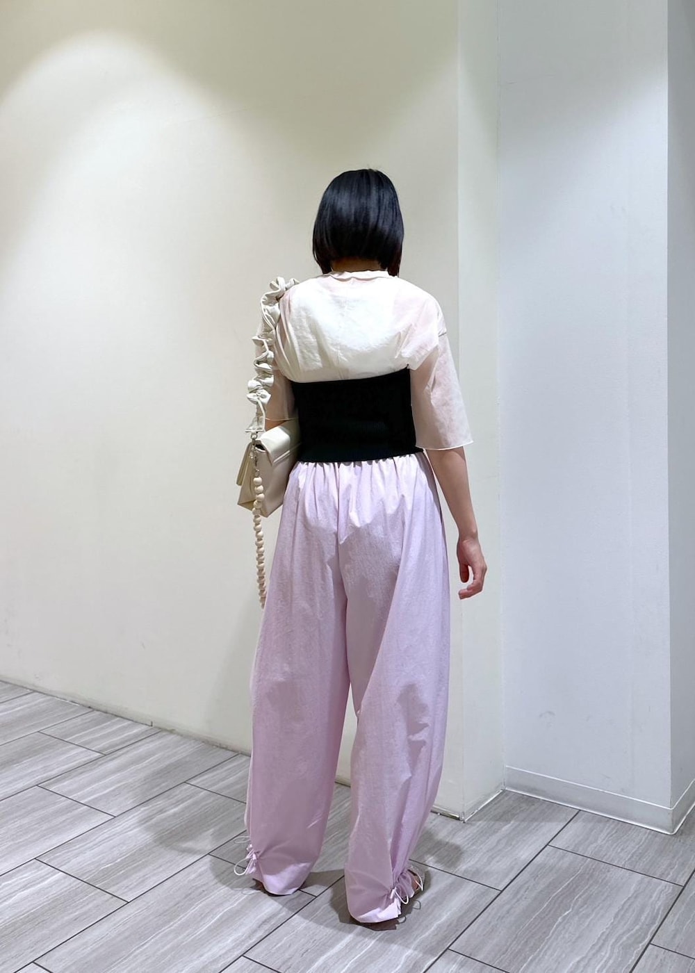 ホワイト系のショルダーバッグ、ホワイト系のTシャツ/カットソー、ピンク系のその他パンツを着用したレディースの夏コーディネートの3枚目の写真