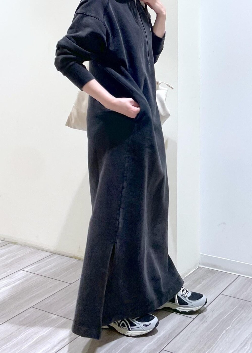 ホワイト系のボディバッグ/ウエストポーチ、ブラック系のその他シューズ、ブラック系のワンピースを着用したレディースの秋コーディネートの6枚目の写真