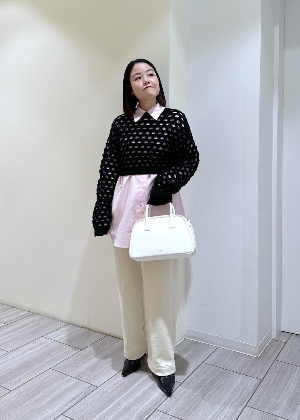 ブラック系のカーディガン/ボレロ、ブラック系のパンプス、ホワイト系のスウェットパンツを着用したレディースの秋コーディネートの7枚目の写真