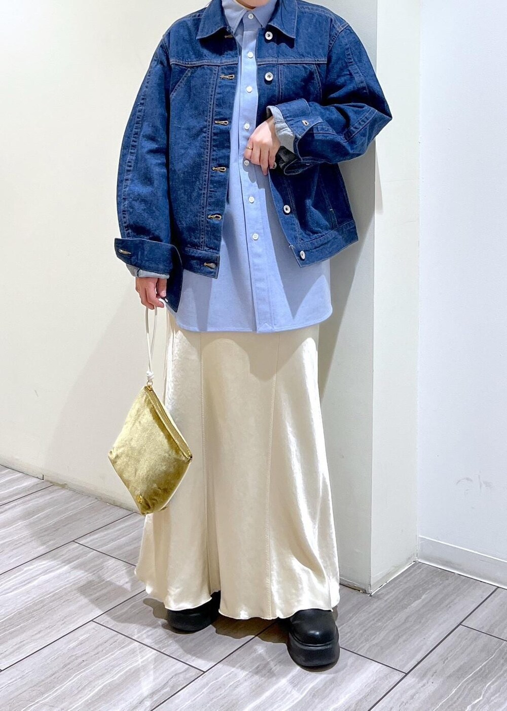 ブラック系のサンダル、ベージュ系のスカート、ブルー系のシャツ/ブラウスを着用したレディースの冬コーディネートの6枚目の写真