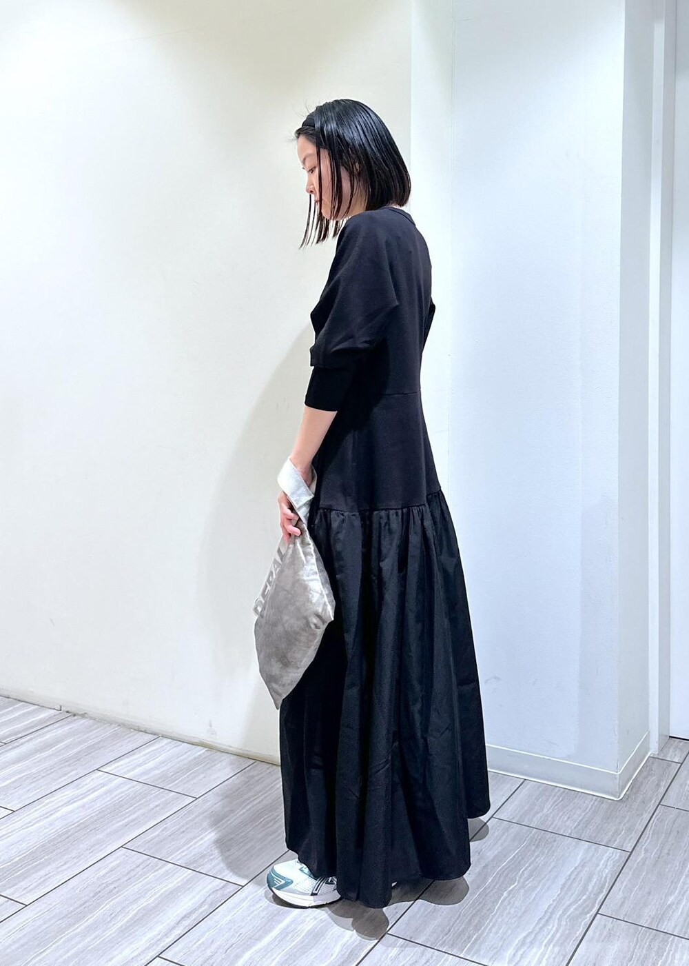 ブラック系のワンピースを着用したレディースの秋コーディネートの3枚目の写真