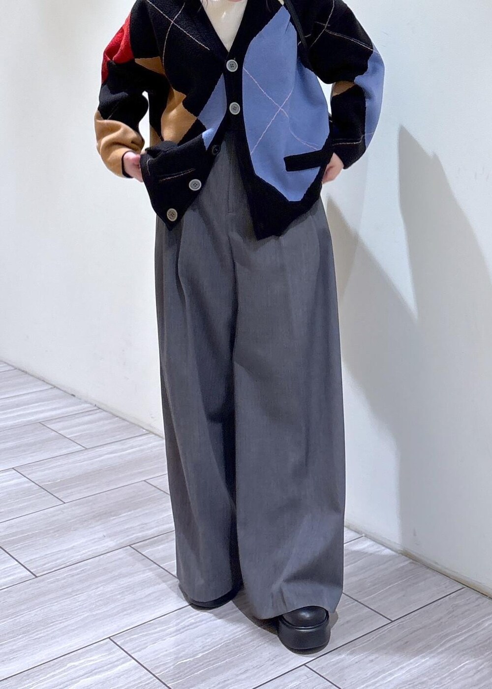 ブラック系のサンダル、ブラック系のショルダーバッグ、ホワイト系のニット/セーターを着用したレディースの秋コーディネートの6枚目の写真