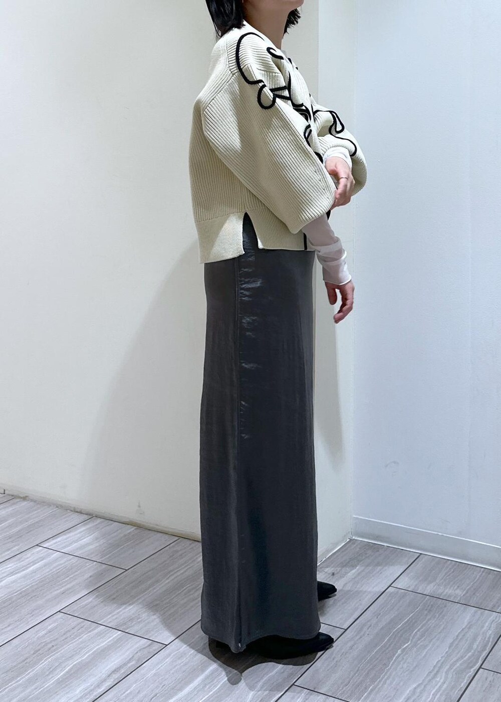 ホワイト系のカーディガン/ボレロ、ブラック系のブーツ、ホワイト系のTシャツ/カットソーを着用したレディースの秋コーディネートの5枚目の写真