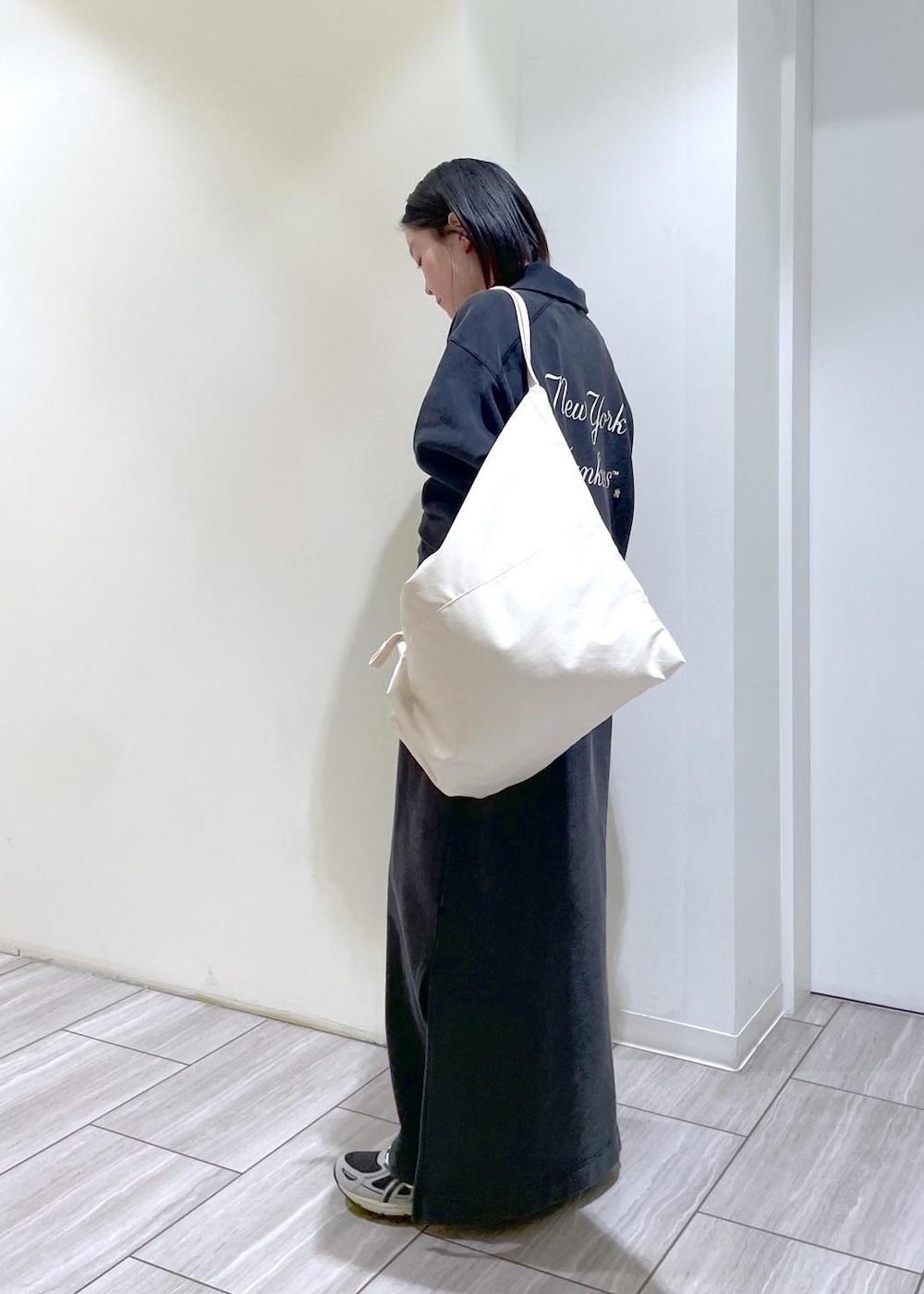 ホワイト系のボディバッグ/ウエストポーチ、ブラック系のその他シューズ、ブラック系のワンピースを着用したレディースの秋コーディネートの2枚目の写真