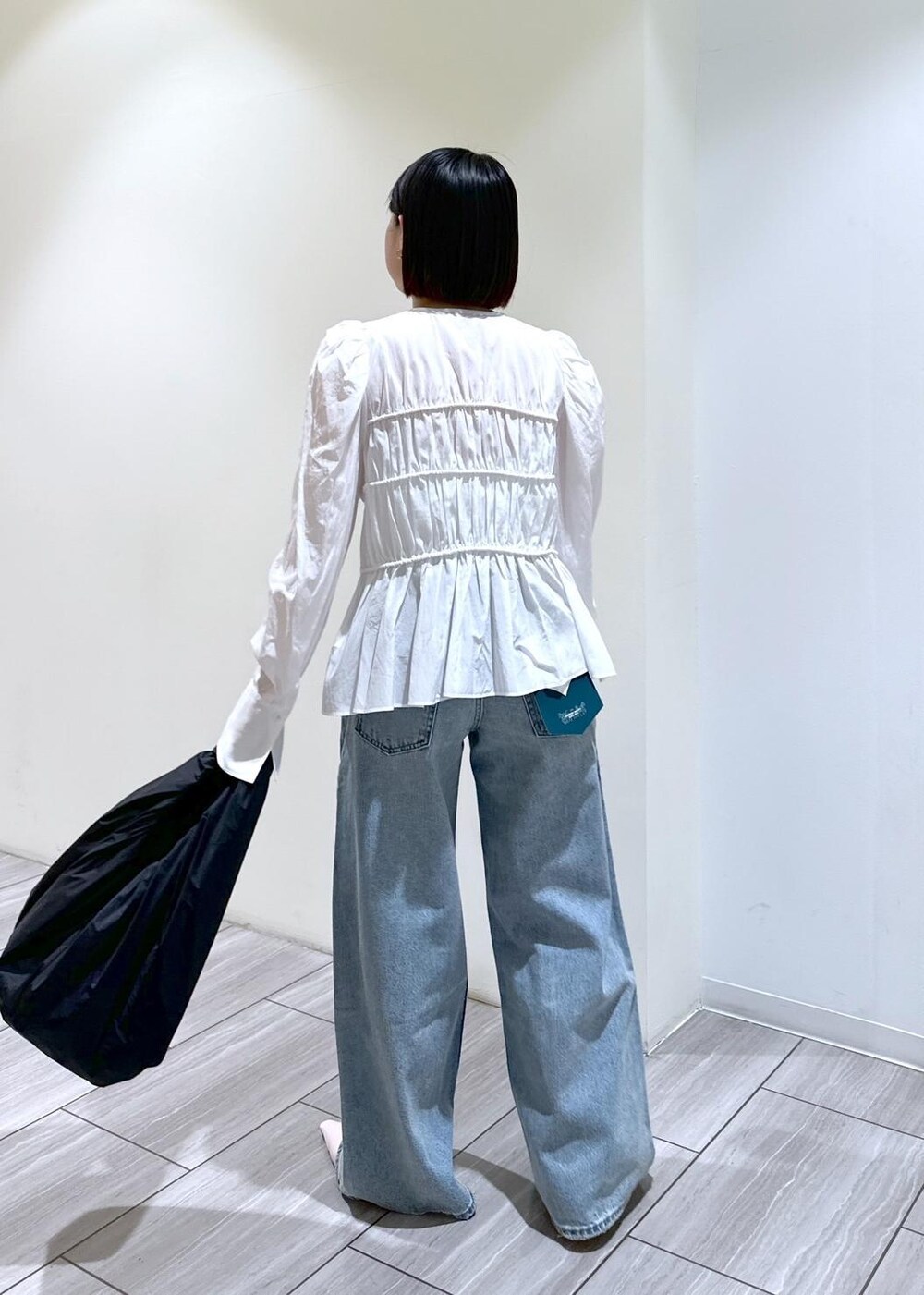 ピンク系のその他シューズ、ホワイト系のシャツ/ブラウスを着用したレディースの春コーディネートの3枚目の写真