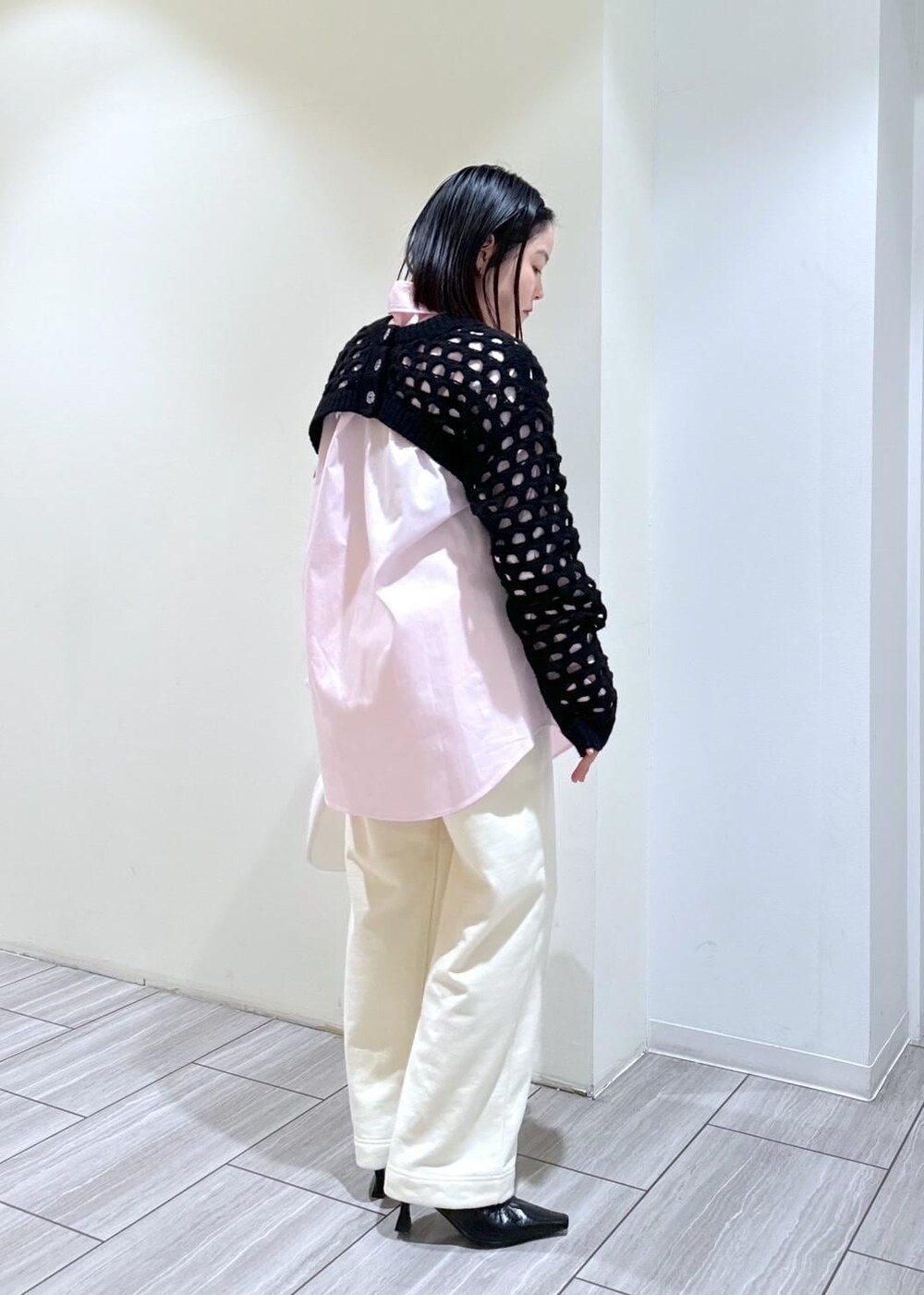 ブラック系のカーディガン/ボレロ、ブラック系のパンプス、ホワイト系のスウェットパンツを着用したレディースの秋コーディネートの6枚目の写真