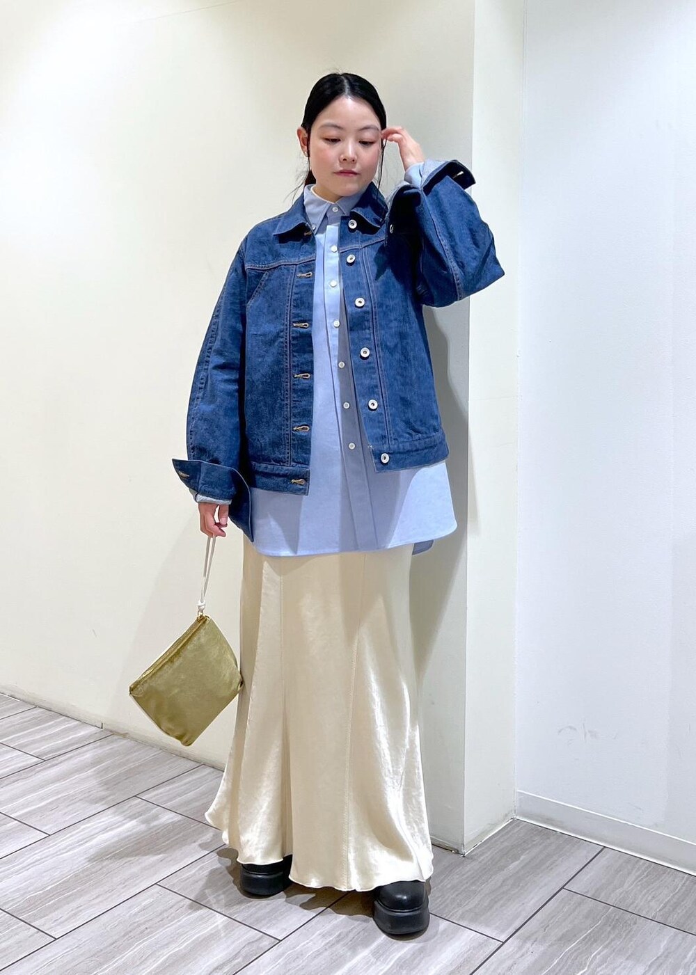 ブラック系のサンダル、ベージュ系のスカート、ブルー系のシャツ/ブラウスを着用したレディースの冬コーディネートの2枚目の写真