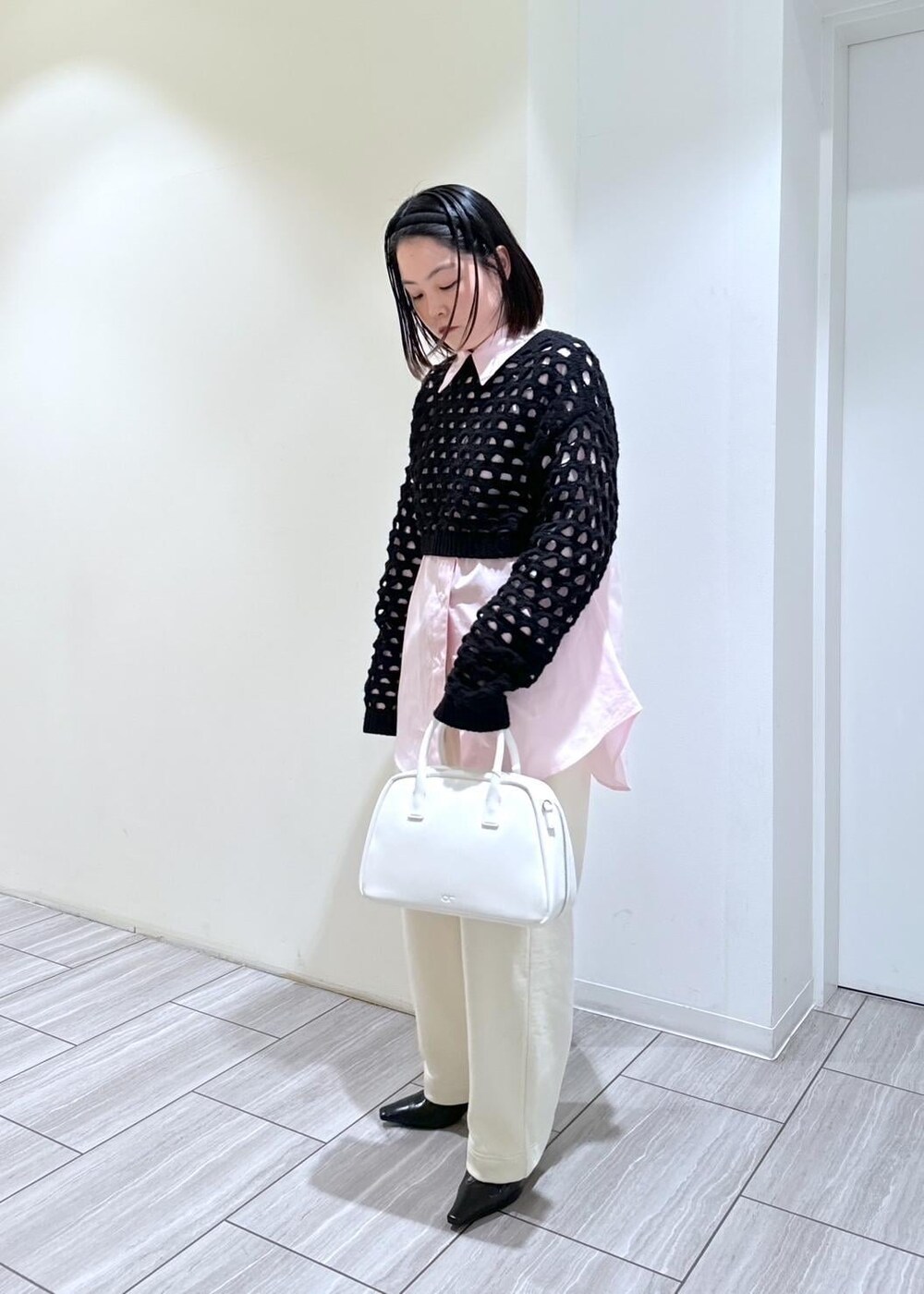 ブラック系のカーディガン/ボレロ、ブラック系のパンプス、ホワイト系のスウェットパンツを着用したレディースの秋コーディネートの3枚目の写真