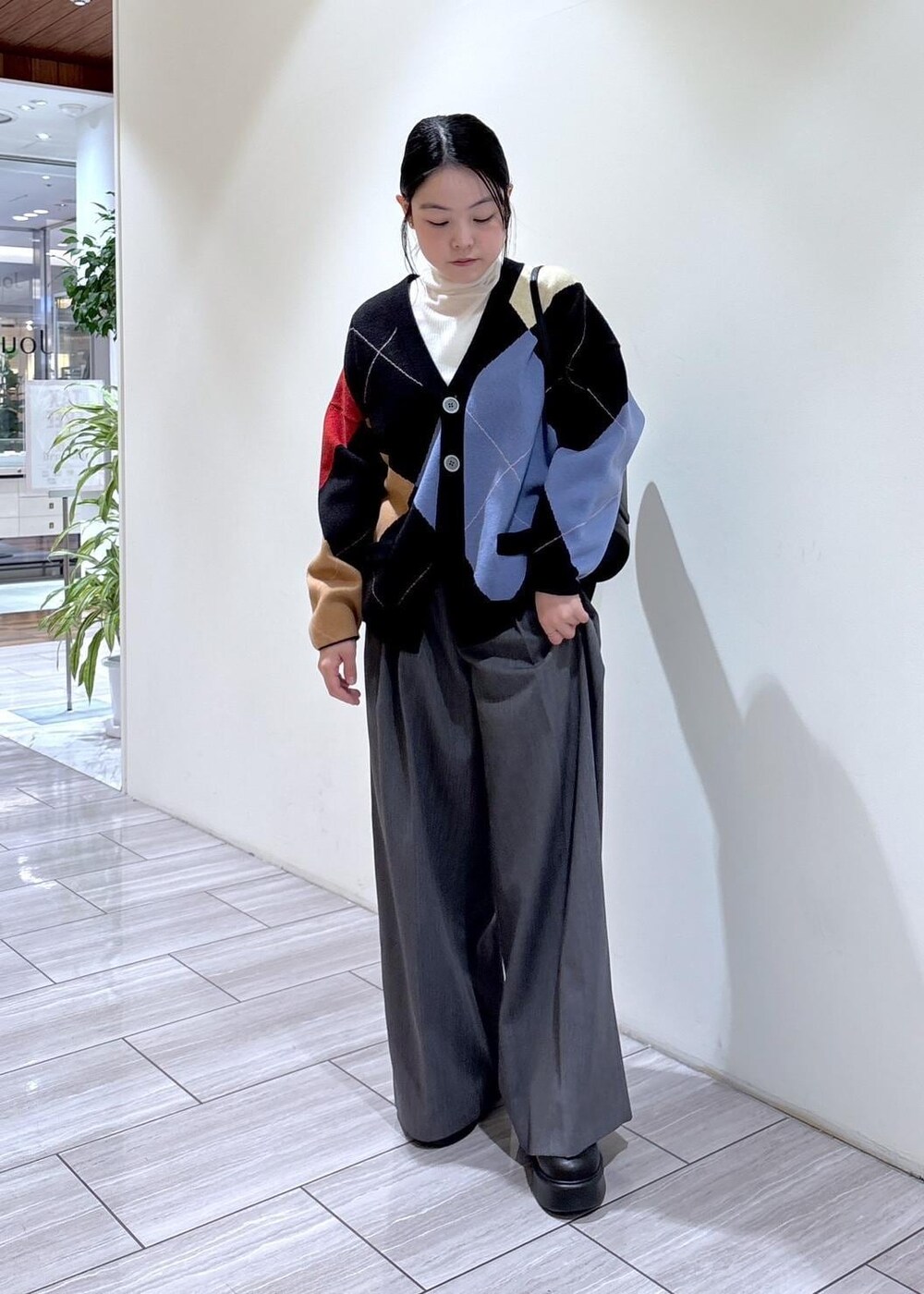 ブラック系のサンダル、ブラック系のショルダーバッグ、ホワイト系のニット/セーターを着用したレディースの秋コーディネートの7枚目の写真