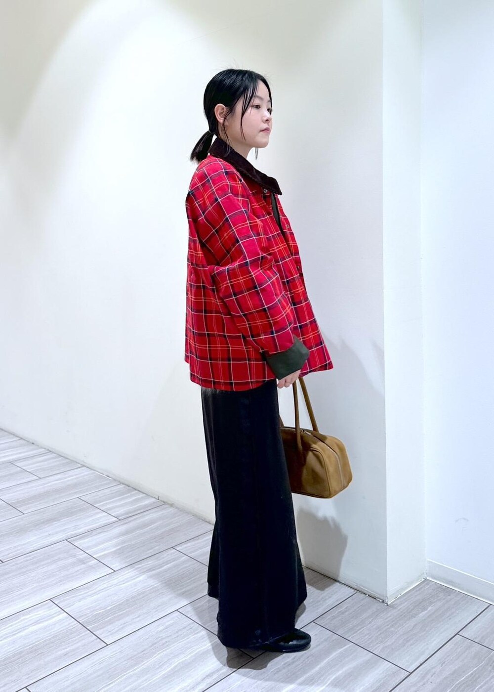 ブラック系のパンプス、グリーン系のブルゾン、ホワイト系のTシャツ/カットソーを着用したレディースの秋コーディネートの4枚目の写真